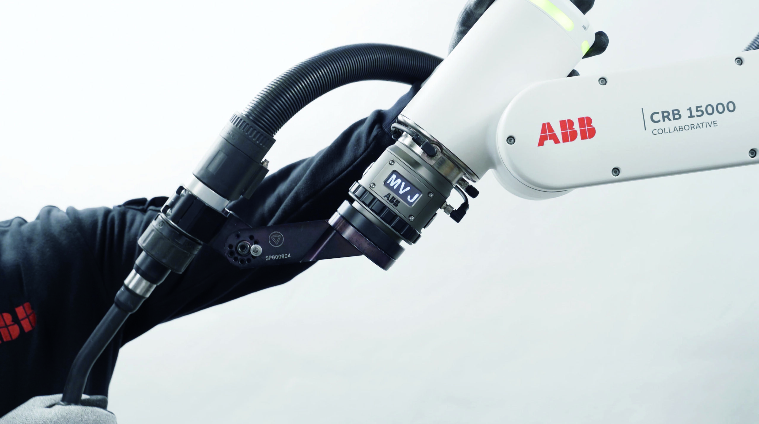 ABB presenta en BIEMH 2024 lo último en robótica y electrificación